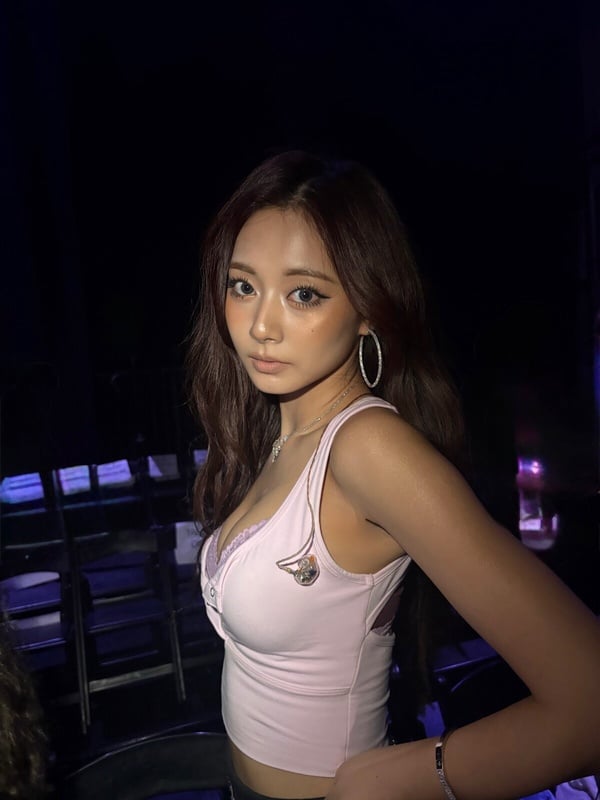 TWICE台灣成員周子瑜穿著粉色露肩上衣，長髮披肩對鏡頭甜美微笑，展現清新氣質