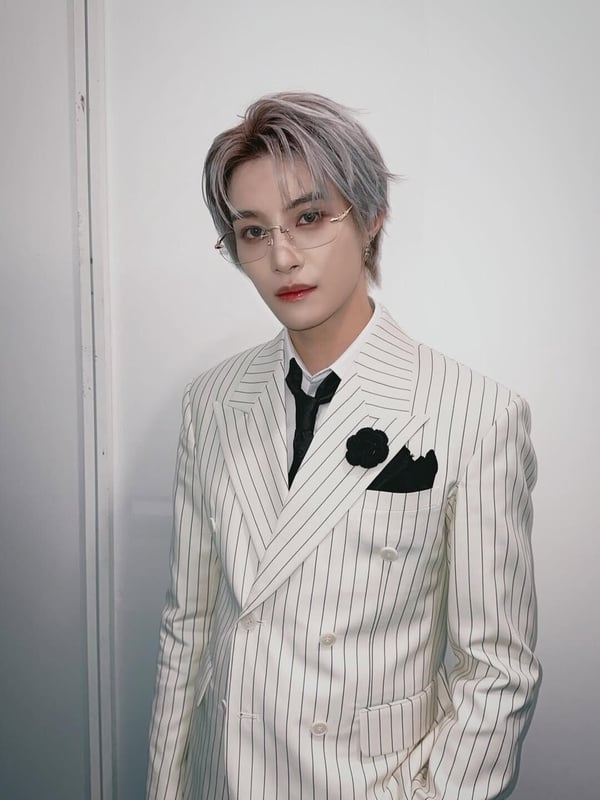NCT及WayV台灣成員揚揚染著金髮、穿著黑條紋白色西裝的個人形象照