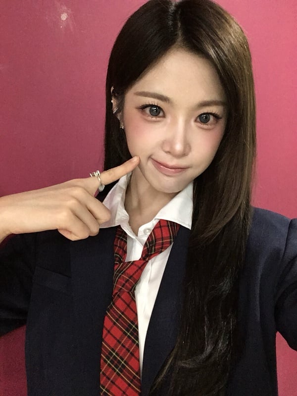 tripleS台灣成員許念慈穿著高校服打歌服，手戳臉頰，模樣可愛