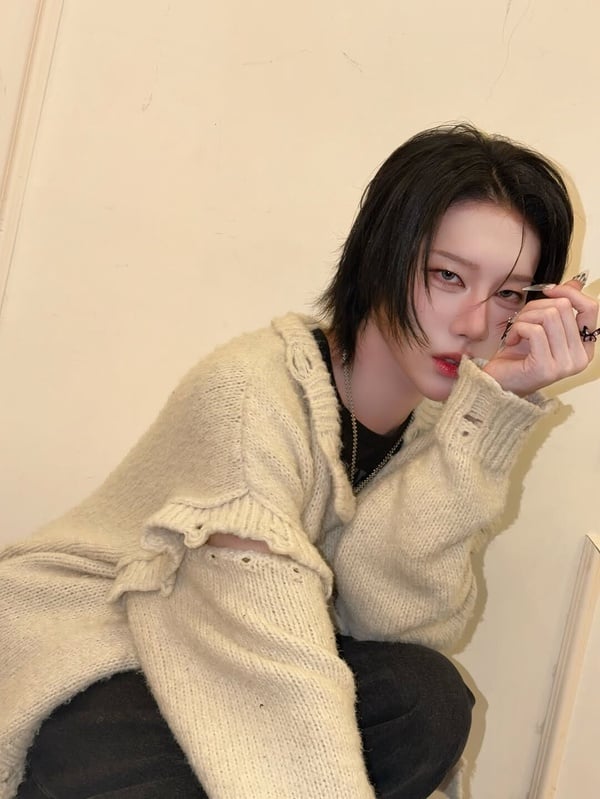 XLOV台灣成員陳冠叡流著長髮，化著精緻妝容展現出無性別的樣貌