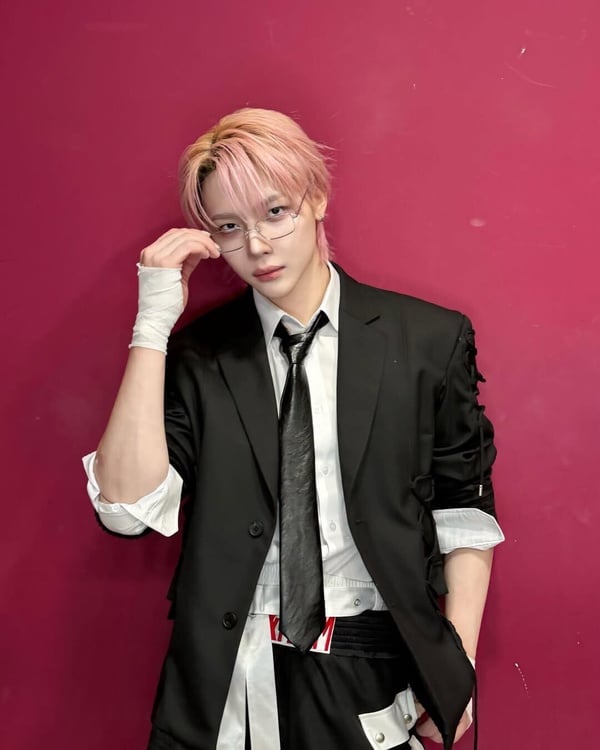 &amp;amp;amp;amp;TEAM台灣成員王奕翔穿著黑色西裝與白襯衫打歌服，展現帥氣
