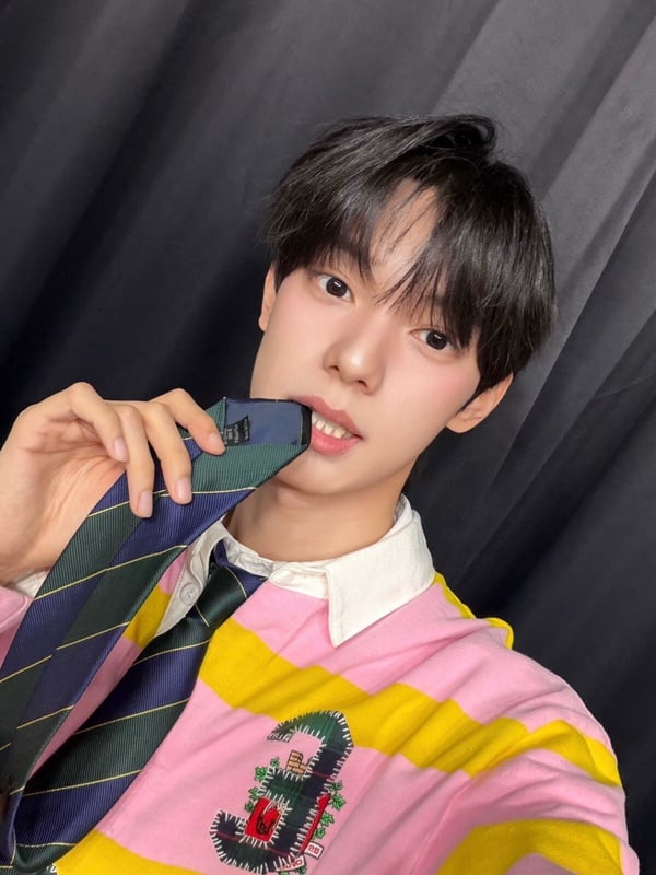 台灣SOLO男歌手崔立于穿著類高中校服打上領帶，展現初戀系美男的清新氣質