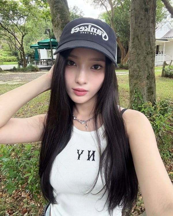 前FANATICS台灣成員李家儀的個人生活照，氣質甜美可人。