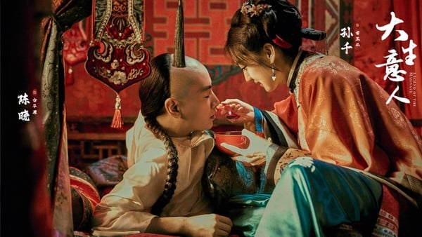 陳曉《大生意人》拿下冠軍！《大生意人》是最近默默衝出好評的古裝劇，豆瓣開出7.2高分，大男主經商題材。故事很有意思，開篇男主古平原就被流放到寧古塔，那裡天寒地凍，有最凶狠的犯人和地頭蛇，古平原周旋在各股勢力。《大生意人》的人物塑造很飽滿，都是實景拍攝，是近年少見的古裝大劇！