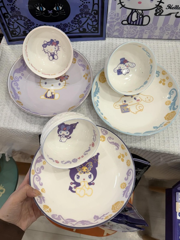 7-11「ANNA SUIＸ三麗鷗」集點！KITTY三用翻轉絨毛枕、珍珠包+玩偶盲盒等25款一次看