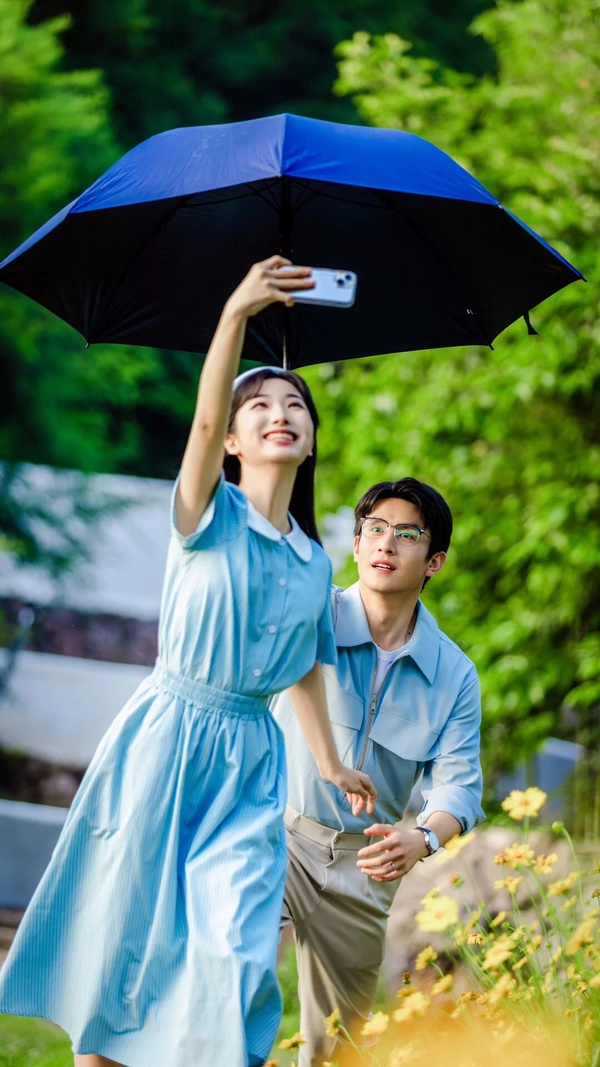 治癒系甜寵短劇《嫁給喻先生》劇照，喻文州教授與時笙閃婚