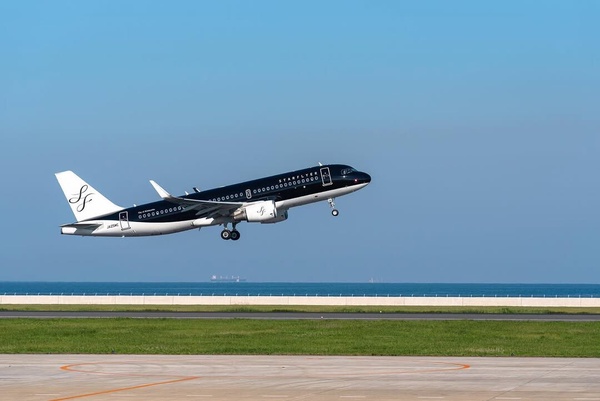 星悅航空的黑白設計飛機在跑道上，準備起飛，象徵其即將於2026年復飛台灣航線