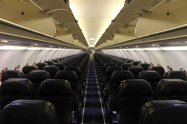 星悅航空A320機艙內部，展示其寬敞的黑色皮椅座位，每個座位皆配有個人螢幕，為長腿族提供舒適飛行體驗