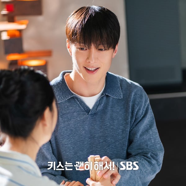 Netflix韓劇《一吻爆炸》中，男主角張基龍飾演的孔志赫與女主角安恩真飾演的高多琳，展開爆笑羅曼史