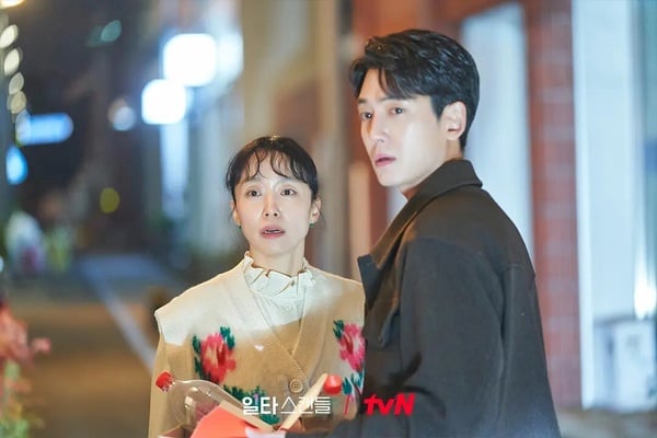  韓劇《浪漫速成班》劇照，影后全道嬿飾演的小菜店老闆與鄭敬淏飾演的補教名師。