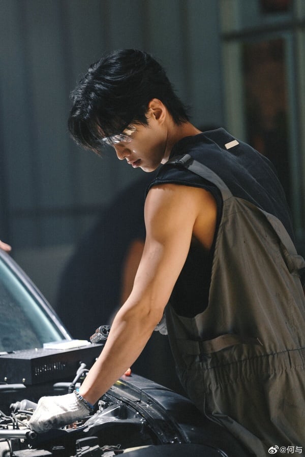 《雙軌》何與的7件事：具回族血統、曾出演《陷入我們的熱戀》，大秀緊實腹肌超養眼