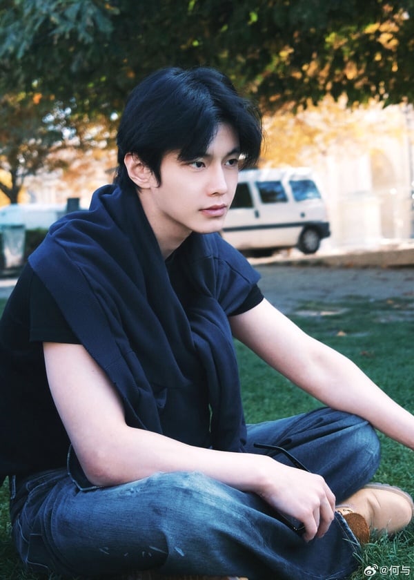 《雙軌》何與的7件事：具回族血統、曾出演《陷入我們的熱戀》，大秀緊實腹肌超養眼