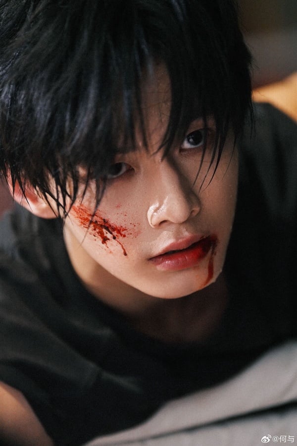 《雙軌》何與的7件事：具回族血統、曾出演《陷入我們的熱戀》，大秀緊實腹肌超養眼