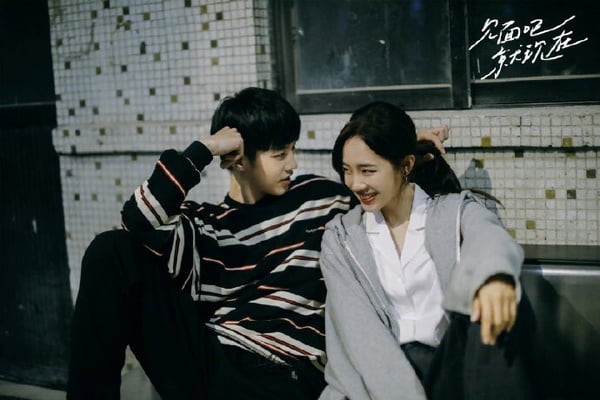 《雙軌》何與的7件事：具回族血統、曾出演《陷入我們的熱戀》，大秀緊實腹肌超養眼