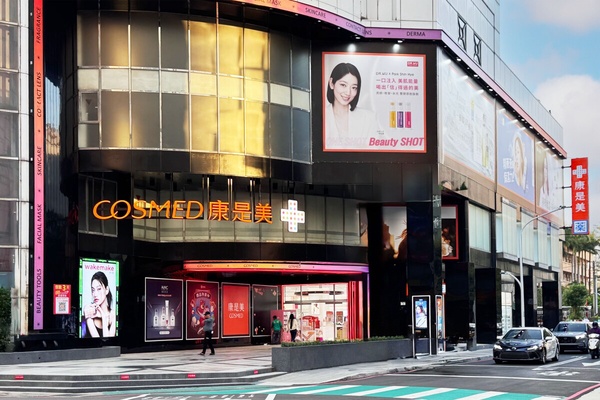 不用飛韓國！康是美「桃華門市」開幕！進駐OLIVE YOUNG各大品牌、張員瑛隱眼通通有！