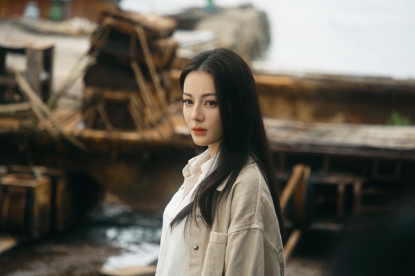 《梟起青壤》是迪麗熱巴難得嘗試的奇幻冒險劇，這部劇本來被看好能夠成為2025又一部爆款陸劇，最終卻意外爆冷。《梟起青壤》質感其實不差，劇裡把中式志怪的氛圍鋪陳得很到位，打戲俐落精彩，迪麗熱巴又美又颯，和陳星旭外型很搭呢！但不少觀眾認為導演節奏把控不佳。
