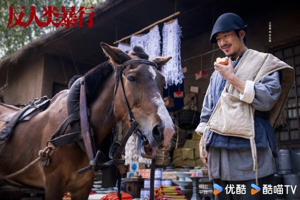 《反人類暴行》是最近默默上檔的戰爭歷史劇，豆瓣評分高達8.5，一面倒好評。故事採取雙時間線敘事，講述哈爾濱731陳列館工作人員小金在整理史料時，發現這段歷史的記錄殘缺不全，為尋找真相，他踏上了一場跨越數十年的跨國取證之旅。