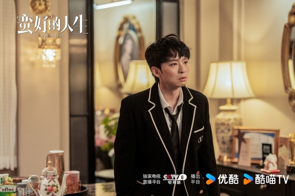 孫怡和董子健當初是英年早婚的CP，兩人2016年時宣布戀情，隔年則公開了產女消息，結婚時都不到25歲，直到2022年兩人官宣離婚，不過兩人是和平分手，在各自事業上打拚發展，董子健的演技好，也一直有在默默拍戲，推出不少代表作，像是今年搭檔孫儷的《蠻好的人生》，口碑及收視都很不錯！