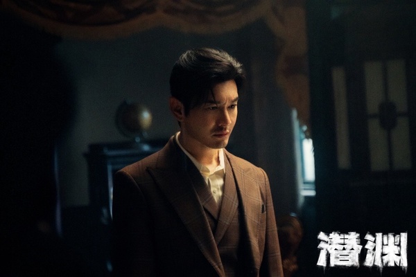 黃曉明離婚後，靠著《鬢邊不是海棠紅》反轉油膩霸總形象，之後又接連出演綜藝《乘風破浪的姐姐》、《中餐廳》等，收穫不小的熱度，每年都很穩定地在拍戲。