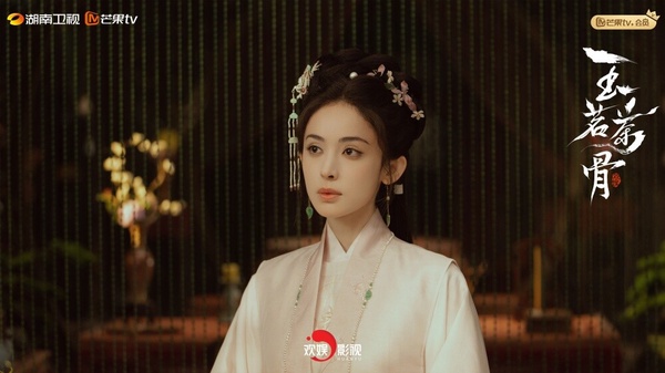 古力娜扎、張雲龍兩人因綜藝《旅行任意門》結緣，去年被狗仔爆出戀情，雖然雙方都未承認，但前陣子古力娜扎經紀人在貼文下留言：「我們專心搞事業，男人無。」，也讓網友猜測兩人早已分手。而古力娜扎雖和迪麗熱巴一樣都是來自新疆，只不過事業發展差很多，古力娜扎其實一直都有在接戲，而且都是女主角，只不過演技評價兩極，人也是紅不起來，有點可惜！