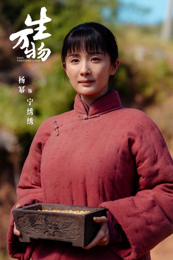 楊冪、劉愷威在2018年發表離婚後，楊冪還曾與魏大勛傳過緋聞，不過始終沒有被證實，之後楊冪也接了不少戲劇，但可惜的是，前面幾年的口碑都不是太好，接連崩了不少部，像是《愛的二八定律》及《狐妖小紅娘月紅篇》等，但楊冪今年感覺事業運重新旺了起來，主演的年代劇《生萬物》評價不錯，感覺有找回當年「收視女王」的光環！