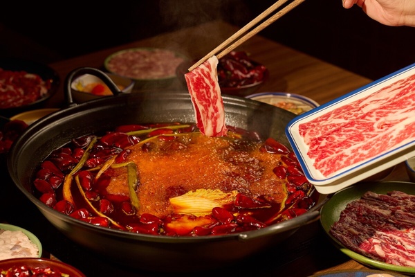 一盤馮校長老火鍋的「限量台灣牛」，肉片油花分佈均勻，色澤鮮紅