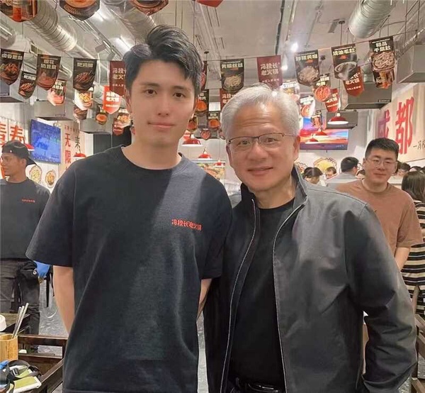 AI教父黃仁勳與馮校長老火鍋店員合照，認證其傳奇美味
