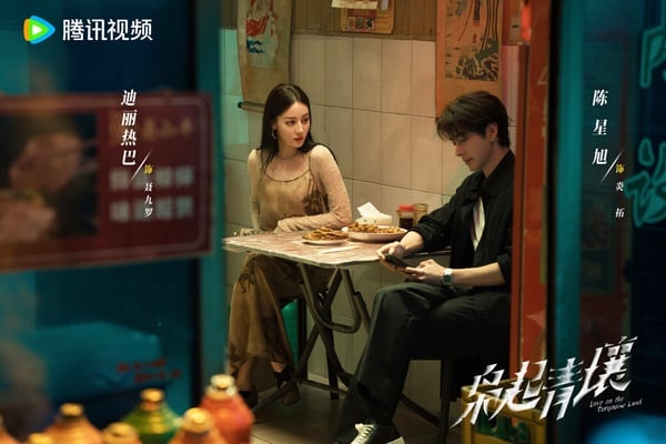 《梟起青壤》是迪麗熱巴難得嘗試的奇幻冒險劇，題材很新鮮，劇裡把中式志怪的氛圍鋪陳得很到位，打戲俐落精彩，迪麗熱巴又美又颯，和陳星旭外型很搭呢！只是可惜《梟起青壤》節奏把控不佳，明明是很吸引人的題材，卻沒有緊緊吊住觀眾胃口，不會像《許我耀眼》、《狙擊蝴蝶》讓人著急地想一集集看下去，後續就越播越下沉。