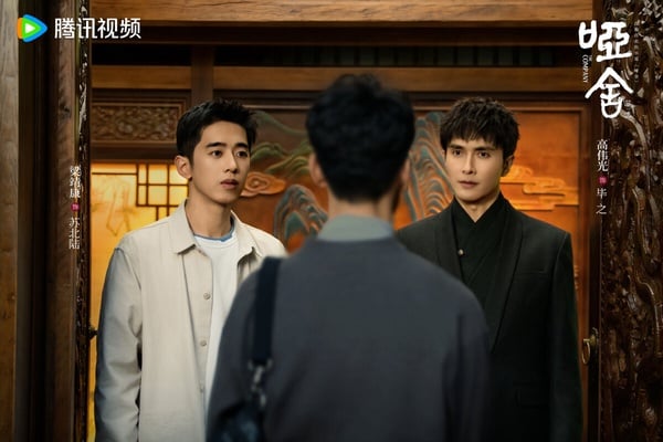 《啞舍》改編自同名小說，這是最近被原著粉罵翻的改編劇，從定角就被罵選角不貼臉，原著男主是個20歲左右、蒼白瘦弱的少年，劇版卻找來熟男風格的高偉光飾演，雙男主的知己張力在劇版也蕩然無存，讓原著粉無法接受。但如果沒看過原著，只把《啞舍》當新劇看，倒是可以一追。