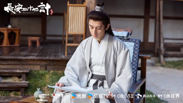 成毅《長安二十四計》第二名！這是大男主劇，劇情結合懸疑與權謀。《長安二十四計》的服化道都是高質感，劇本方面有人認為節奏太慢、有點在故弄玄虛，也有人認為故事反轉又反轉，追得停不下來。這次成毅飾演的是瘋批男主，為了復仇可以犧牲一切，角色很帶感。