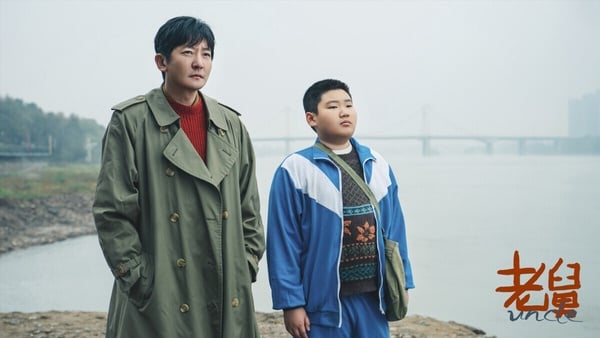 冠軍很意外，不是《雙軌》、《長安二十四計》這些流量明星主演的陸劇，而是冷門黑馬劇《老舅》。《老舅》是家庭喜劇，講述小學生二胖從小最崇拜的人就是自己的老舅，老舅從小天資聰穎，做任何事情都比別人優秀。但正因為老舅太過聰明，他做什麼事情都是三分鐘熱度。老舅的一生嘗試過無數個行業，每一次創業的開端都非常熱鬧，但他的創業總是趕不上合適的時機。