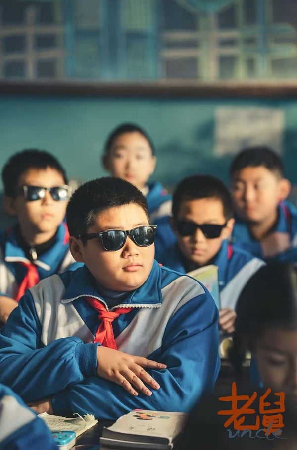 冠軍很意外，不是《雙軌》、《長安二十四計》這些流量明星主演的陸劇，而是冷門黑馬劇《老舅》。《老舅》是家庭喜劇，講述小學生二胖從小最崇拜的人就是自己的老舅，老舅從小天資聰穎，做任何事情都比別人優秀。但正因為老舅太過聰明，他做什麼事情都是三分鐘熱度。老舅的一生嘗試過無數個行業，每一次創業的開端都非常熱鬧，但他的創業總是趕不上合適的時機。