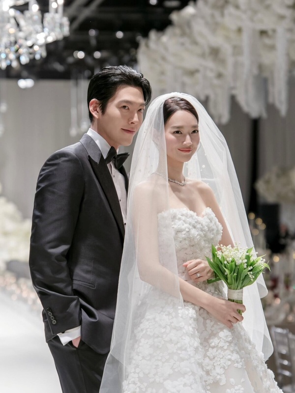 金宇彬結婚禮服：Ralph Lauren Purple Label 