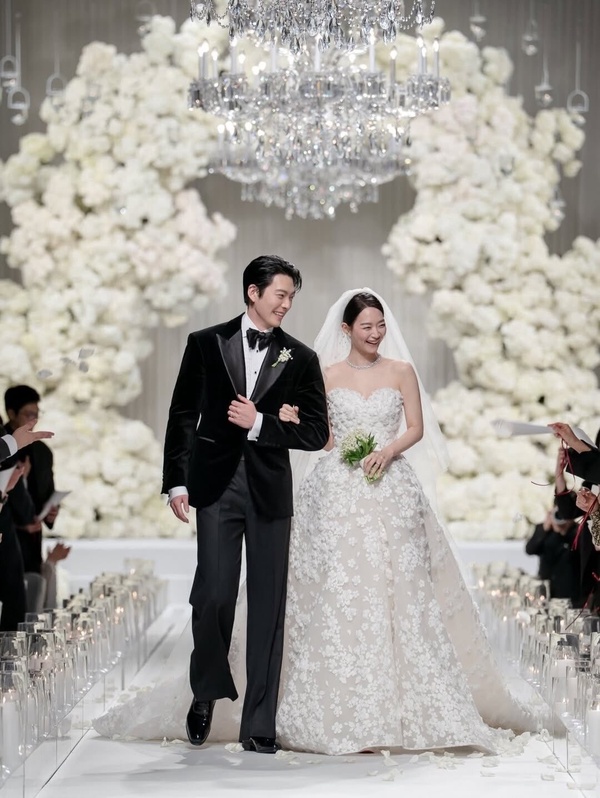 申敏兒結婚婚紗：Elie Saab
