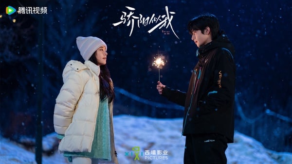《驕陽似我》是顧漫小說改編的超級甜寵大IP，首播後評價還可以。《驕陽似我》劇情節奏不像近年流行的短劇那麼快，前幾集都是女主和男二的糾葛，宋威龍戲分要到第四集之後才會開展。不過《驕陽似我》劇情也不無聊，前幾集是女主角的校園故事，依然有《微微一笑很傾城》那種可愛的校園群像，輕鬆又甜寵，女主倒追男二的劇情也讓人想起《何以笙簫默》。