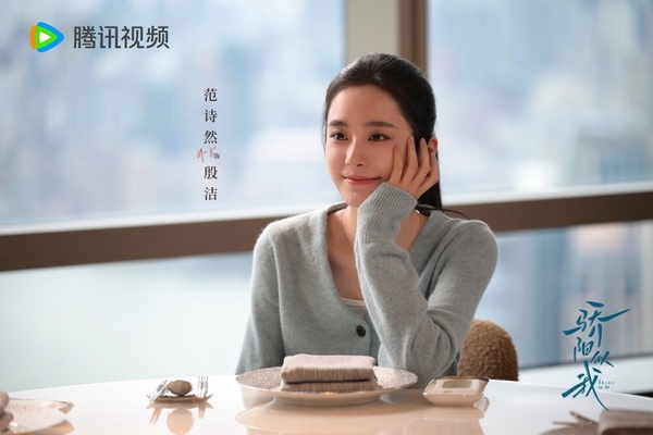殷潔是聶曦光的同事，和聶曦光的性格有點像，兩人都很活潑開朗，而且她也很講義氣，她替聶曦光保密，不讓別人知道她是公司股東的女兒，不論在職場還是生活中，她總能察覺到身邊的人的情緒變化並主動關心，後來也成為了聶曦光媽媽的特助，角色人設蠻討喜的！