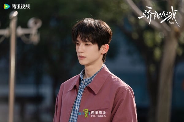 莊序這個角色，則是讓人又愛又恨呢！在原著裡，莊序是學霸加上校草，不過因為家境不好的關係，所以他有點自卑、自尊心強，對聶曦光說話時，時常冷嘲熱諷，但他其實是喜歡聶曦光的，只是因為覺得自己配不上她，才不敢主動表達情感，所以最後導致聶曦光轉向林嶼森。不過莊序也選擇放下執念，投入於自己的事業中。