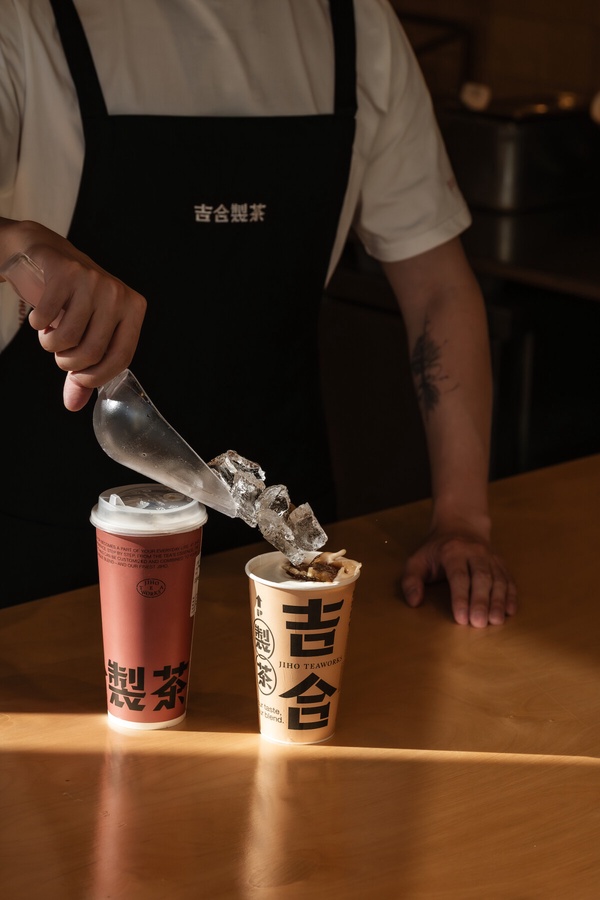 台中手搖店「吉合製茶」亮點2：特地請來30年經驗老焙火師坐鎮