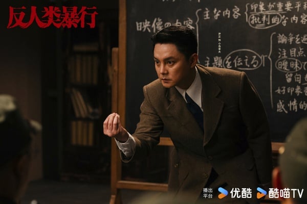 《反人類暴行》是最近默默上檔的戰爭歷史劇，豆瓣開分高達8.5，現在已經上漲到 8.7了，超厲害！故事採取雙時間線敘事，講述哈爾濱731陳列館工作人員小金在整理史料時，發現這段歷史的記錄殘缺不全，為尋找真相，他踏上了一場跨越數十年的跨國取證之旅。
