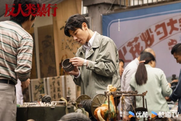 《反人類暴行》是最近默默上檔的戰爭歷史劇，豆瓣開分高達8.5，現在已經上漲到 8.7了，超厲害！故事採取雙時間線敘事，講述哈爾濱731陳列館工作人員小金在整理史料時，發現這段歷史的記錄殘缺不全，為尋找真相，他踏上了一場跨越數十年的跨國取證之旅。