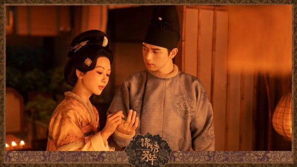 《國色芳華》楊紫、李現是二搭合作，兩人不論是默契還是CP感都很強，在劇裡的角色人設也好，兩人一路上互相扶持，有困難時一起度過，尊重對方的事業。而且可能因為兩人是二搭合作，對彼此都很熟悉，在《國色芳華》也有很好的化學反應，完全不輸《親愛的，熱愛的》，楊紫在劇裡的演技感覺也比以往更自然鬆弛！