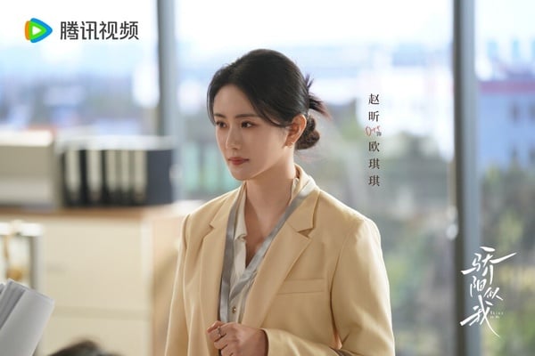 趙昕出道多年，演技自然穩定，出演過不少熱播陸劇，包含《楚喬傳》、《且試天下》及《夢中的那片海》等，最近的一部作品還是迪麗熱巴主演的《梟起青壤》，而她也是時裝、古裝都能駕馭，時裝有俐落、幹練感，古裝風格則是氣質溫婉，她今年的古裝作品包含《千朵桃花一世開》、《似錦》，造型也都很美麗出眾！