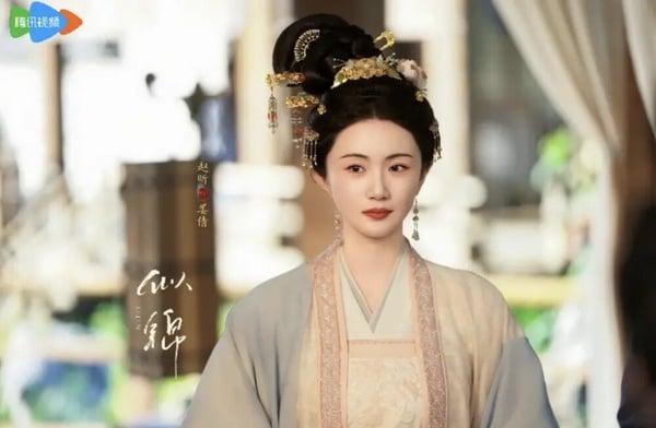 趙昕出道多年，演技自然穩定，出演過不少熱播陸劇，包含《楚喬傳》、《且試天下》及《夢中的那片海》等，最近的一部作品還是迪麗熱巴主演的《梟起青壤》，而她也是時裝、古裝都能駕馭，時裝有俐落、幹練感，古裝風格則是氣質溫婉，她今年的古裝作品包含《千朵桃花一世開》、《似錦》，造型也都很美麗出眾！