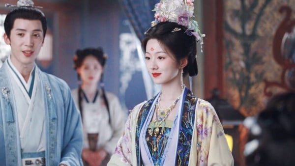 陳思佚是新生代女星，光是今年就出演了多部古裝劇，包含《仙台有樹》、《榜上佳婿》、《臨江仙》、《子夜歸》及《朝雪錄》，可以說是「勞模」代表了！她不只時裝好看，古裝造型也美得驚艷，在《朝雪錄》雖然戲份不多，但那種天生自帶的古典氣質，真的讓人印象深刻呢！她後面還接下了《白衣公卿》、《表妺萬福》，這兩部也都是高熱度的古裝劇！