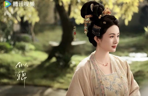 趙昕出道多年，演技自然穩定，出演過不少熱播陸劇，包含《楚喬傳》、《且試天下》及《夢中的那片海》等，最近的一部作品還是迪麗熱巴主演的《梟起青壤》，而她也是時裝、古裝都能駕馭，時裝有俐落、幹練感，古裝風格則是氣質溫婉，她今年的古裝作品包含《千朵桃花一世開》、《似錦》，造型也都很美麗出眾！