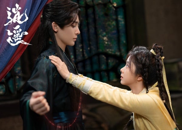 《逍遙》是譚松韻首次主演的仙俠劇，搭檔侯明昊，劇情講述人族與妖族皆因受慾望驅使尋找玉醴神泉，數百年來引發各路人馬紛爭不斷。生性灑脫、靈動活潑的少女肖瑤，意外間開啟萬妖谷奇幻之旅，將妖界攪得天翻地覆，也因此與再次出世守護萬妖谷的萬妖之王紅燁相遇，兩人攜手前行，接連被怪案纏身，卻也揭開彼此相互羈絆的緣分。值得一提的是，趙麗穎也將以「反派」角色客串此劇。