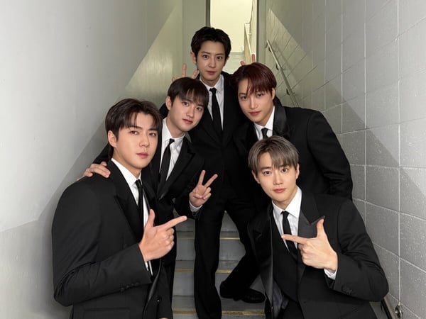 K-POP男團EXO為2026年回歸拍攝的團體概念照，成員們穿著時尚的黑白服飾，展現成熟魅力，為正規八輯《REVERXE》預熱