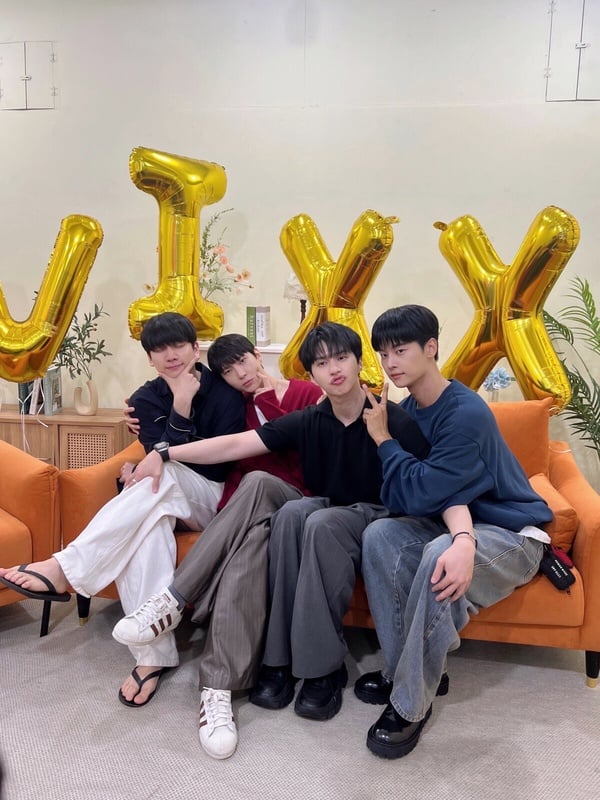 概念男團VIXX的四人合照，預告將在2026年初以完整體形式回歸，並可能舉辦粉絲見面會或演唱會