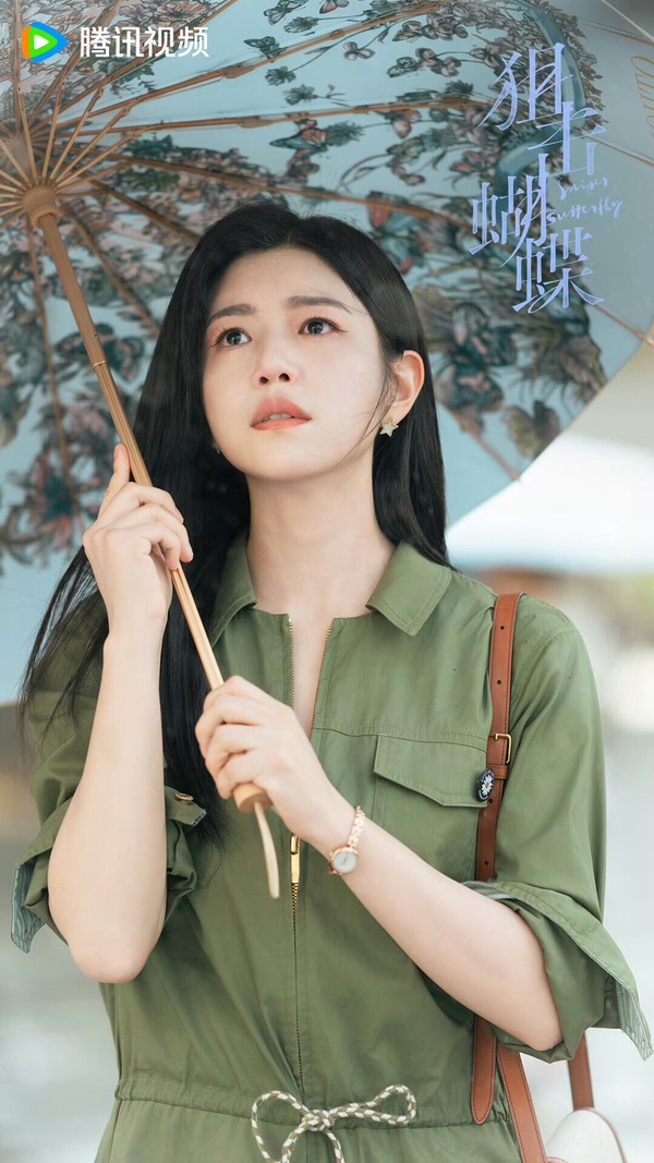 《狙擊蝴蝶》是2025人氣火爆的甜寵劇，讓陳妍希再次翻紅。這是姊弟戀的愛情劇，陳妍希在《狙擊蝴蝶》飾演的岑矜是個獨立新女性，即便經歷了離婚低潮，也能很快的重振精神，面對需要幫助的人依舊會溫柔地伸出援手。是她資助李霧完成學業，還接他到海市讀書。