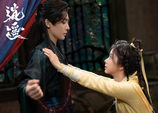 仙俠劇《逍遙》來襲！《逍遙》講述百餘年前，靈族靈君「紅燁」與人族公主「寧安」相愛。紅燁準備與寧安成婚，卻慘遭背叛，被寧安一刀刺死。百餘年後，人族對靈族越來越懼怕和厭惡。人族女子「肖瑤」，意外喚醒被封印的靈君紅燁。紅燁發誓不再相信人族，可他萬萬沒想到，與寧安長相相同、性格卻大相徑庭的肖瑤，牽動著他的所有情緒。